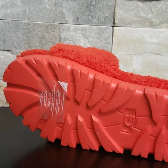 UGG Cozetta Curly Slides - Picture 6 of 6